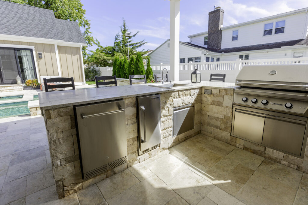 Top 5 Reasons Why You Need An Outdoor Kitchen - Ashton Pools